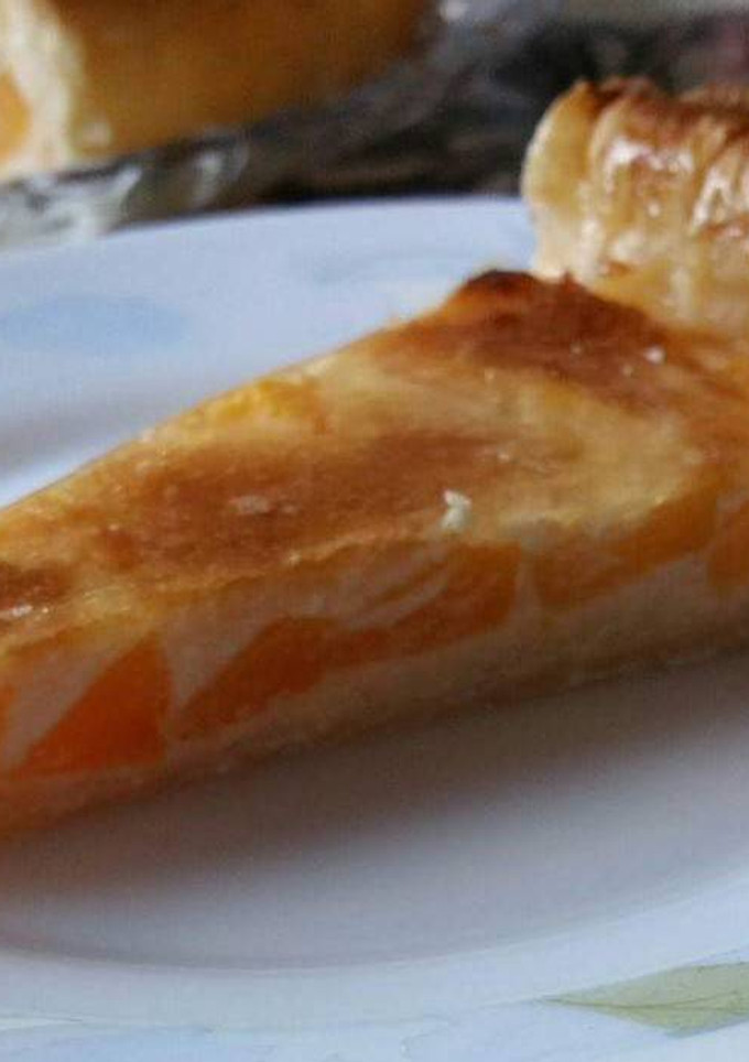 Una foto de Tarta de melocotón en almíbar,, y base de hojaldre. 🍑