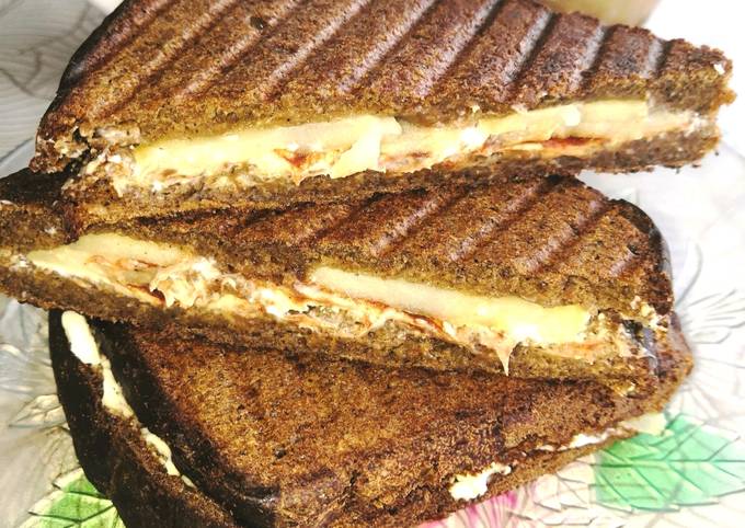 Тосты с яблоком, корицей и творожным сыром