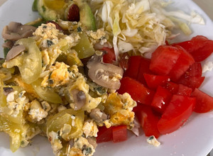 Una foto de ZAPALLITOS con champiñones, Almendras y ensalada (rápido y fácil)