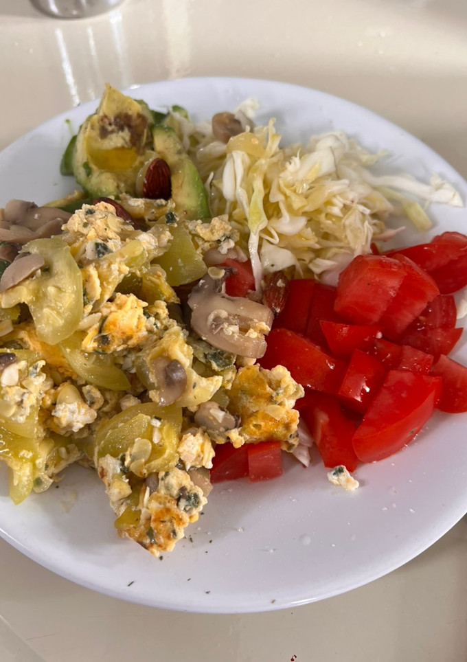 Una foto de ZAPALLITOS con champiñones, Almendras y ensalada (rápido y fácil)