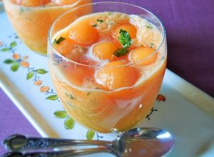 Une photo de Soupe de melon glacée à la menthe