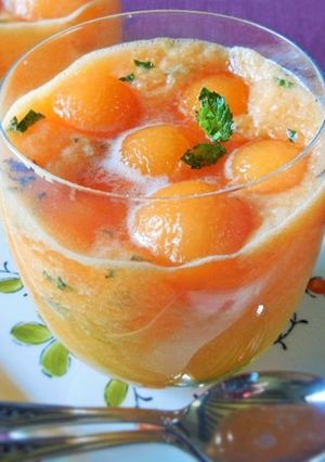 Une photo de Soupe de melon glacée à la menthe