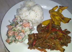 Una foto de Carne de res salteada acompañada de ensalada rusa