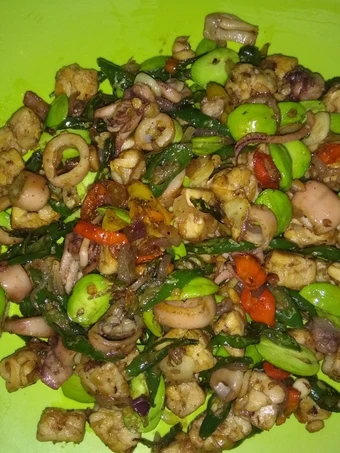 Langkah Mudah untuk Membikin Resep  Tumis cumi tempe pete pedas yang Lezat, Lezat