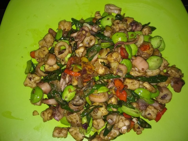 Langkah Mudah untuk Membikin Resep  Tumis cumi tempe pete pedas yang Lezat, Lezat
