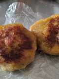 Bolitas de plátano maduro rellenas de queso y bocadillo de guayaba..