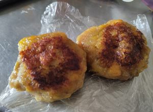 Una foto de Bolitas de plátano maduro rellenas de queso y bocadillo de guayaba..