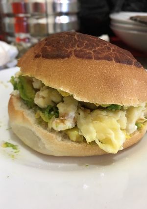 Una foto de Sándwich de huevo y palta