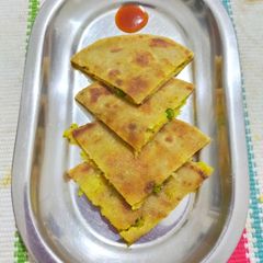 A picture of Aloo paratha with green peas.