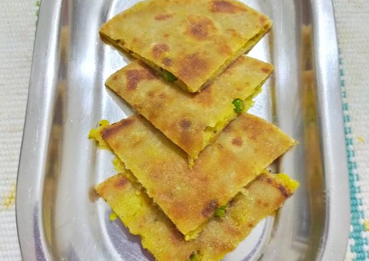 Aloo paratha with green peas