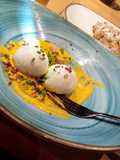 Huevos fundidos con salsa de quéso cheddar