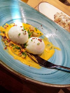 Una foto de Huevos fundidos con salsa de quéso cheddar