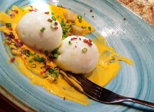 Una foto de Huevos fundidos con salsa de quéso cheddar
