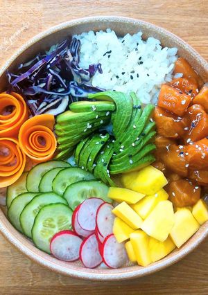 Une photo de Poke bowl saumon (salade)