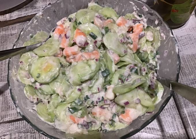 Salade de concombres et crevettes roses à la crème et deux oignons
