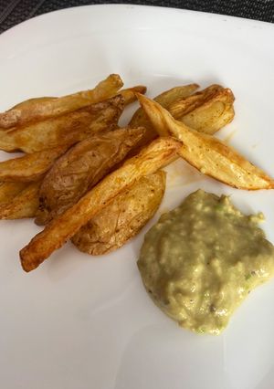 Una foto de Aderezo de tahini y aguacate