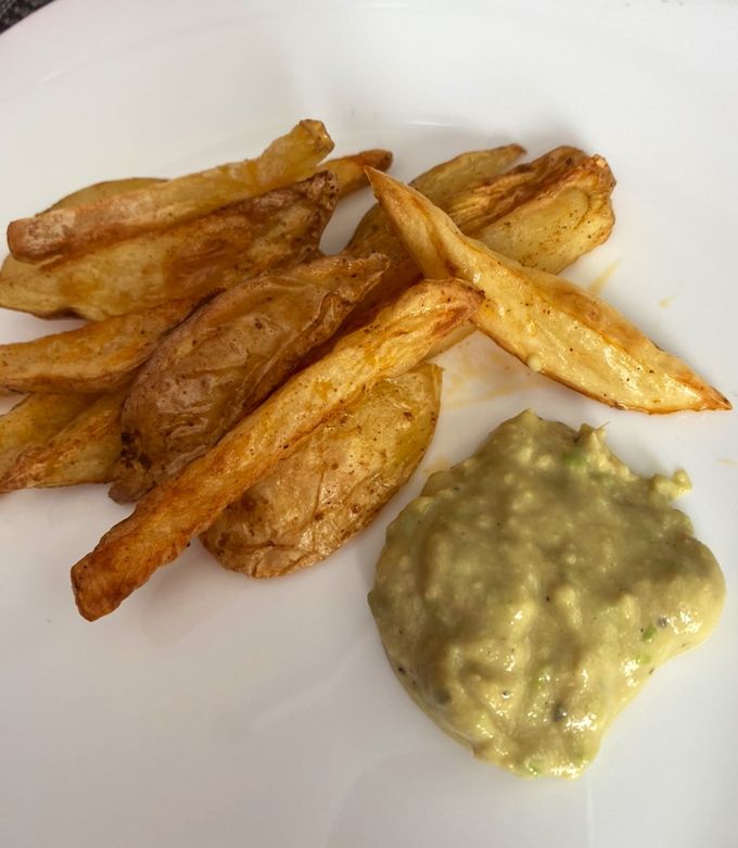 Una foto de Aderezo de tahini y aguacate