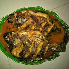 A picture of Ikan nila bumbu kuning.