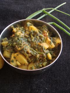 આલુ પાલક (aloo palak recipe in gujarati) રેસીપી મુખ્ય ફોટો