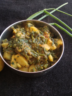 આલુ પાલક (aloo palak recipe in gujarati) રેસીપી મુખ્ય ફોટો