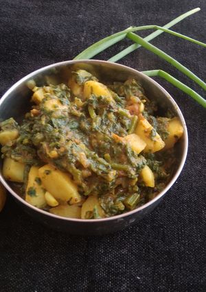 આલુ પાલક (aloo palak recipe in gujarati) રેસીપી મુખ્ય ફોટો