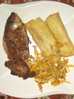 A picture of Spring roll with fish and sauce#kitchenhuntchallenge.