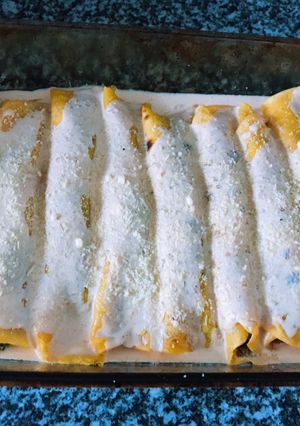 Una foto de Canelones de zanahoria rellenos de carne y espinaca con crema de queso 🥕🥬🥦💕😍