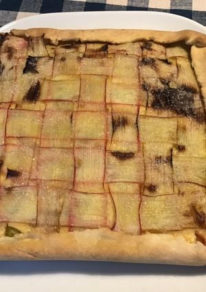 Une photo de Tarte quadrillée à la rhubarbe et vanille,pâte brisée au sucre de canne