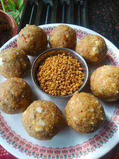 मेथी लाडू (Methi Ladoo recipe in marathi) रेसिपी चे मुख्य फोटो