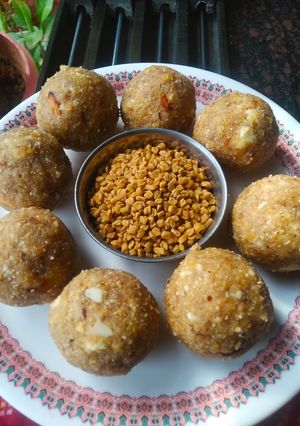 मेथी लाडू (Methi Ladoo recipe in marathi) रेसिपी चे मुख्य फोटो 