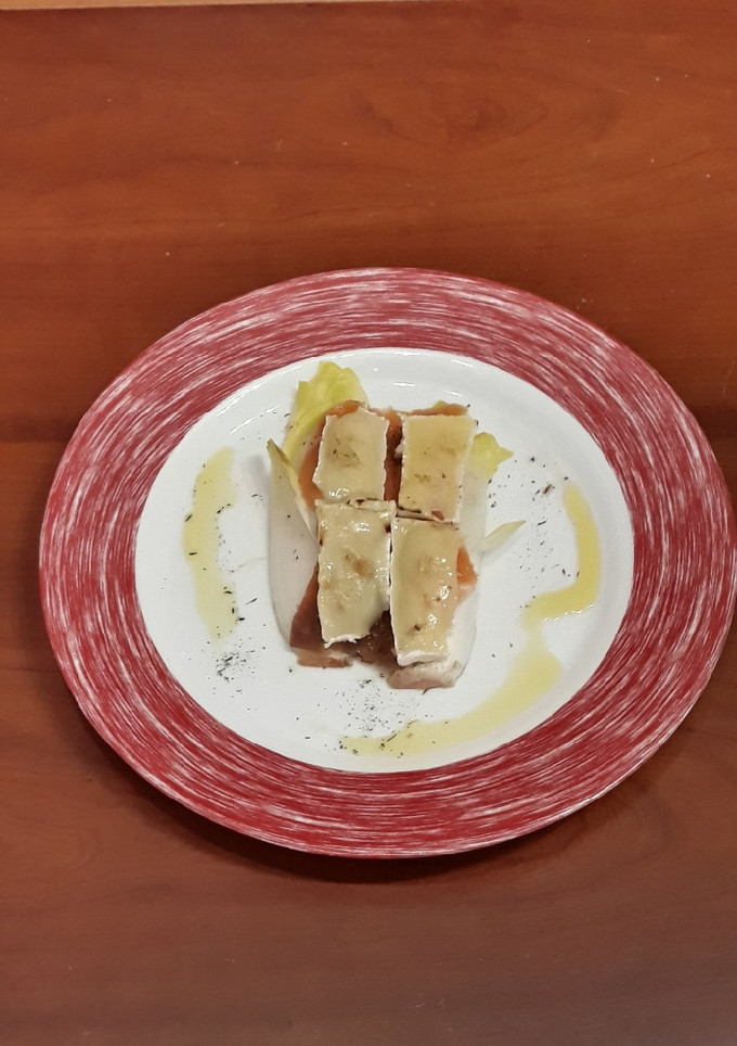 Una foto de Endibias con salmón ahumado y queso brie