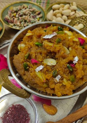 मूंग दाल बादाम का हलवा (Moong Dal badam ka halwa recipe in hindi) रेसिपी मुख्य फोटो