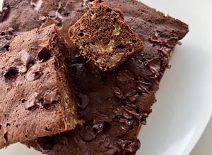Foto principal de Bizcocho de plátano y cacao en 4' y ¡saludable!
