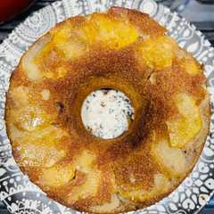 Una foto de Torta invertida de manzana (con harina integral)