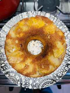 Una foto de Torta invertida de manzana (con harina integral)