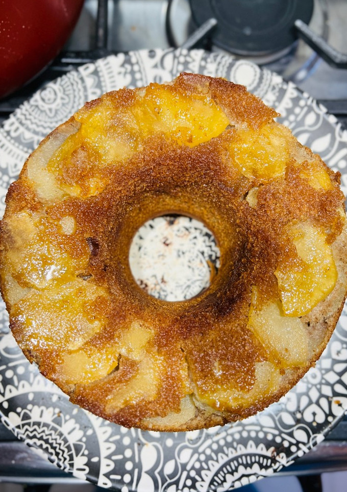 Una foto de Torta invertida de manzana (con harina integral)