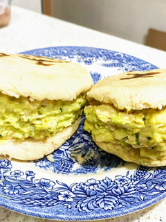 Una foto de Arepas reina pepiada