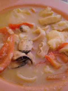 Una foto de Guiso de calamares y mejillones en salsa amarilla