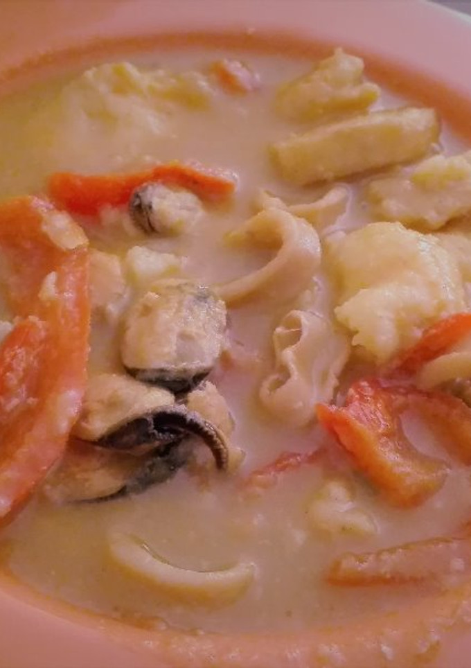 Una foto de Guiso de calamares y mejillones en salsa amarilla