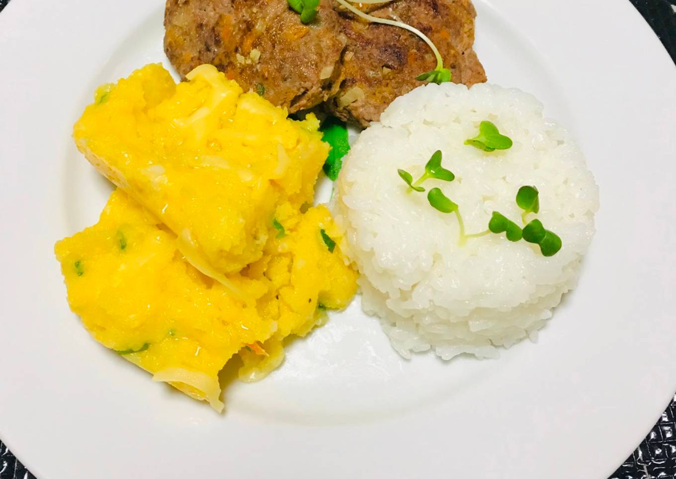 Polenta con Queso y Hamburguesas de carne Molida!