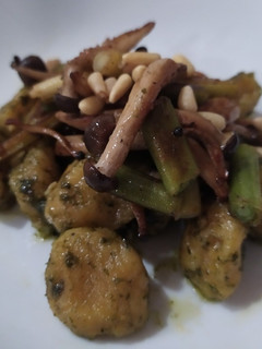 Una foto de Ñoquis de calabaza al pesto con shimejis
