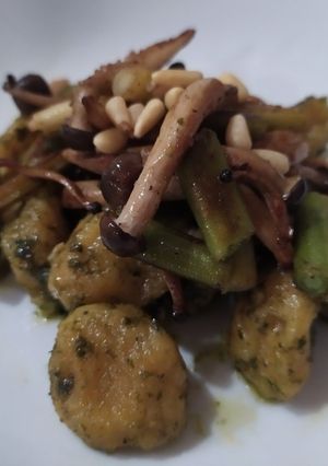 Una foto de Ñoquis de calabaza al pesto con shimejis