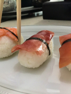 Una foto de Nigiri relleno (a mi manera) fácil