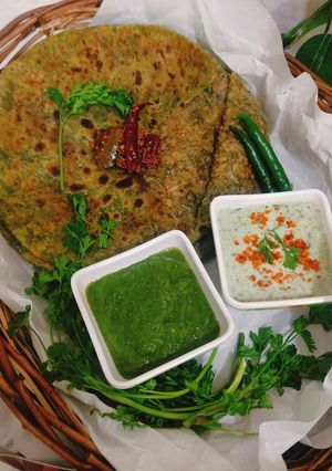 बथुआ आलू पराठा(bathua aalu paratha recipe in Hindi) रेसिपी मुख्य फोटो