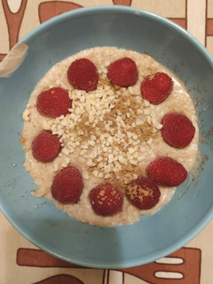 Una foto de Porridge con frambuesas y almendras. Sencillo y rápido