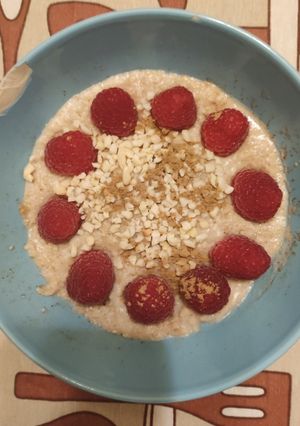Una foto de Porridge con frambuesas y almendras. Sencillo y rápido