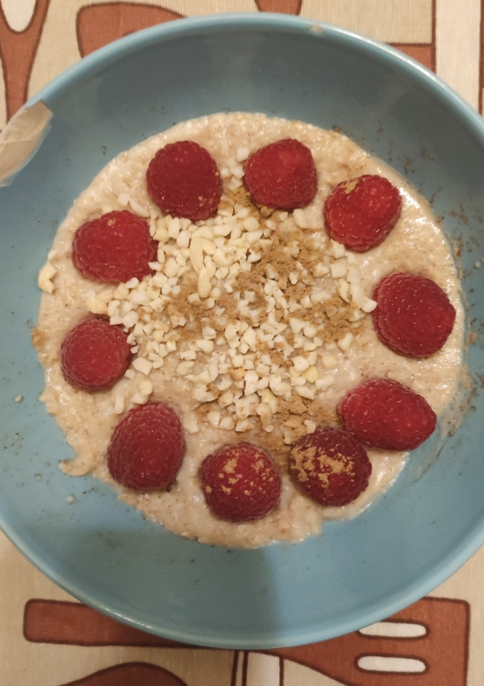 Una foto de Porridge con frambuesas y almendras. Sencillo y rápido