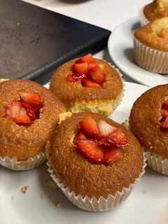 Una foto de MAGDALENAS RELLENAS DE FRESA deliciosas
