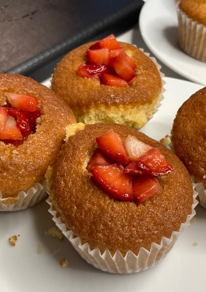 Una foto de MAGDALENAS RELLENAS DE FRESA deliciosas