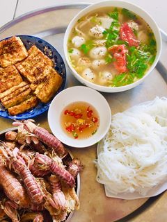 Hình của món Cơm trưa đậu hủ chiênCanh chua măng chả cáTôm tích luộc.